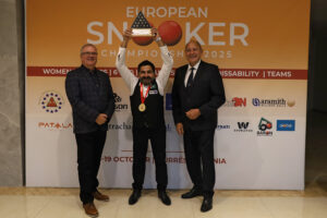 Shahzad Butt holds up the trophy alongside WDBS Chairman Nigel Mawer QPM and EBSA President Maxime Cassis