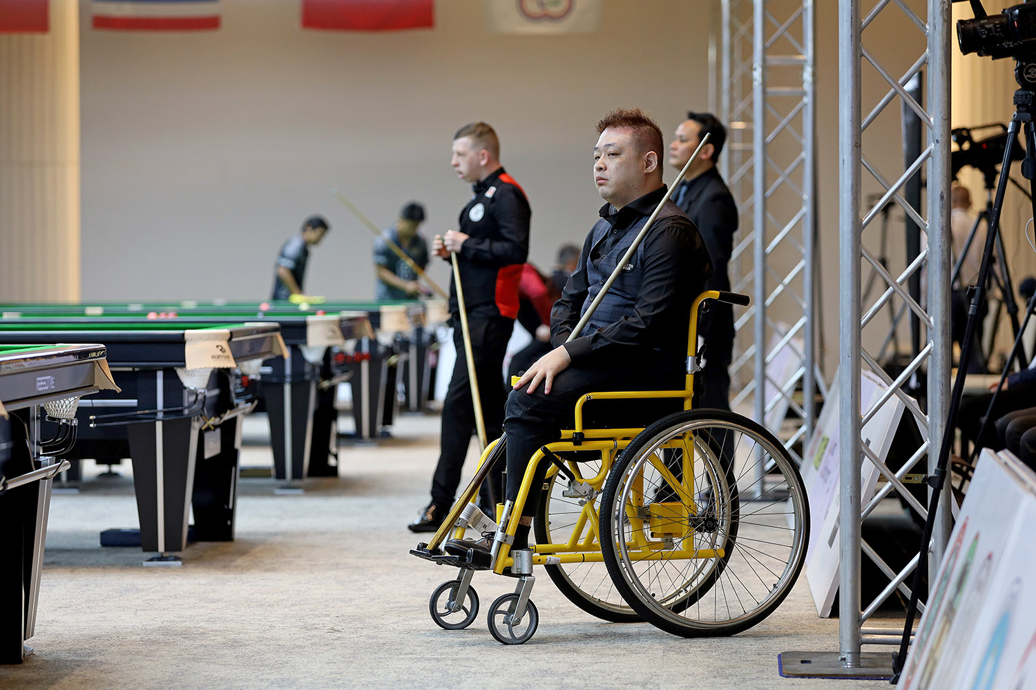 Wei-Te Cheng waiting to play snooker shot