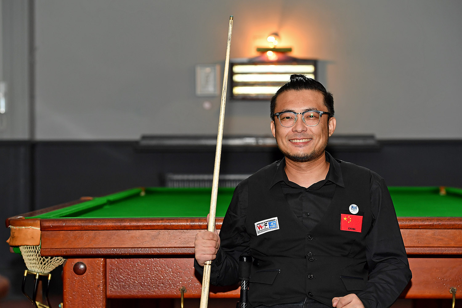 Da Chen smiling with snooker cue