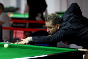 Peter Hull plays a snooker shot