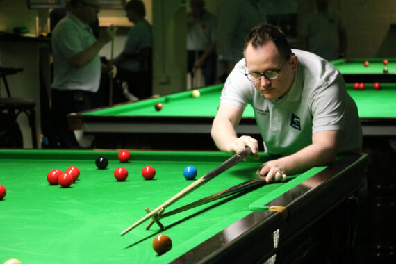 Photo of Phillip Murphy playing snooker