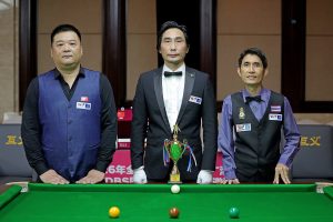Lu Yun and Songkiat Raebankoo pose before their final match