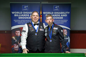 The two players pose after their final