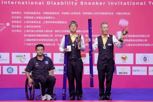 Wang Jiaqui and Yang Junhui on stage with their trophies